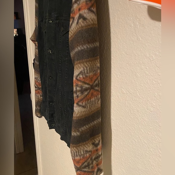 Sweet ZAK Brand Jacket!  Black denim body & Aztec tribal designed fleece sleeves - Picture 6 of 8